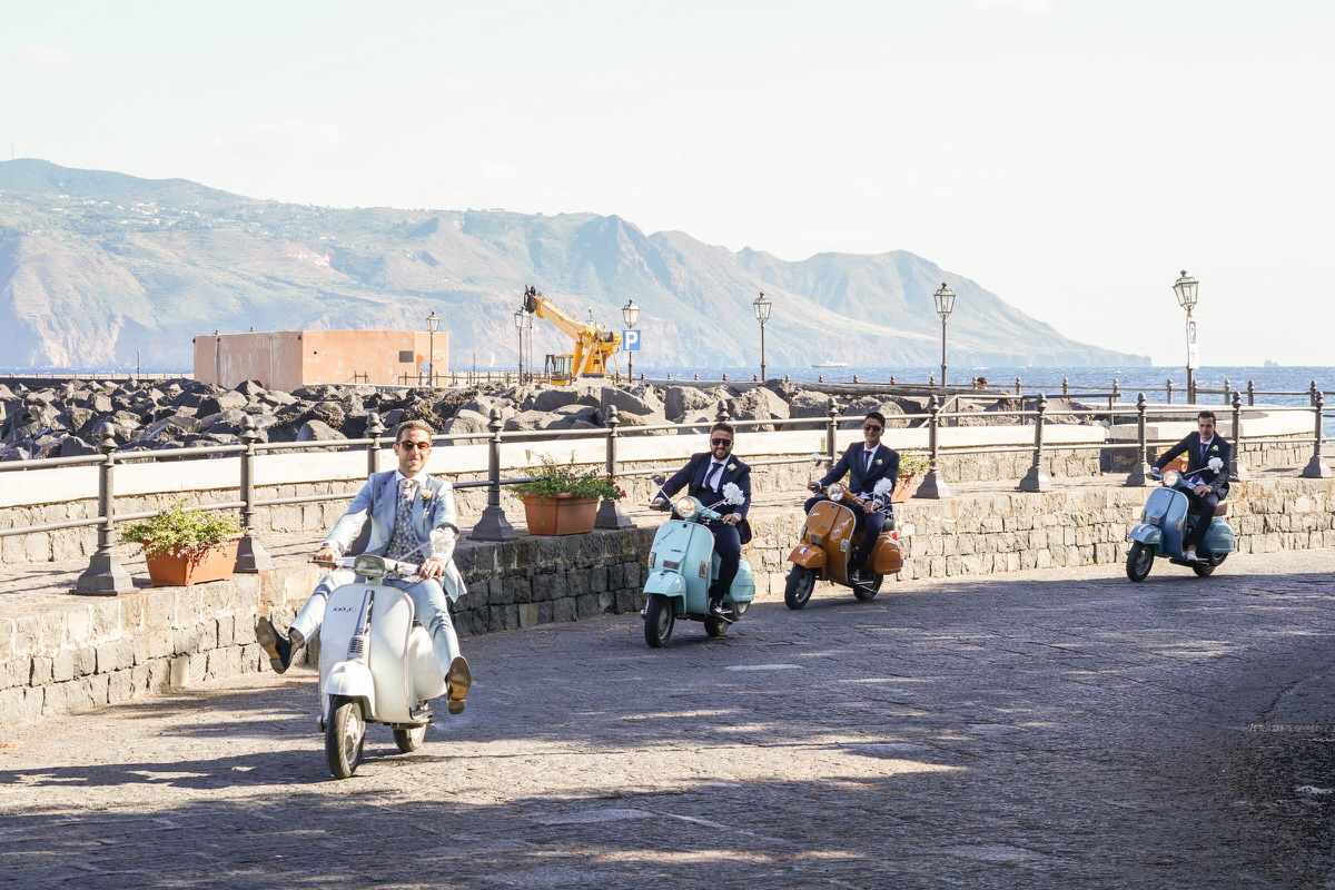 matrimonio in vespa anche per i testimoni 